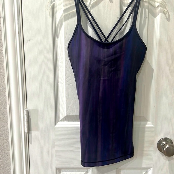 Lululemon tank like new with built in bra - Picture 1 of 4